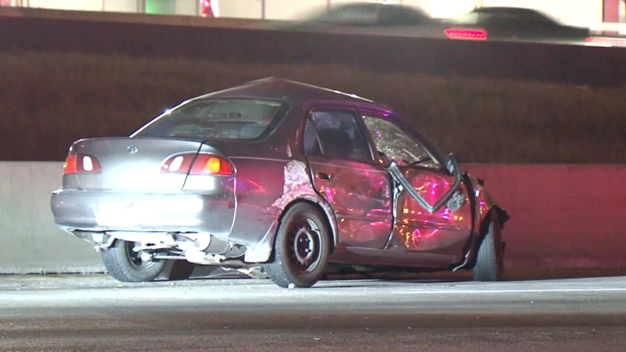 Cierran todos los carriles de la I-45 Norte, a la altura de Shepherd, por
<a href="https://www.univision.com/local/houston-kxln/muere-un-hombre-que-perdio-el-control-de-su-vehiculo-y-fue-impactado-por-dos-conductores-en-la-i-45-norte-fotos">choque mortal </a>
<br>El accidente ocurrió alrededor de las 5:15 am de este lunes cuando un conductor perdió el control de su auto, al parecer por una falla mecánica, y fue impactado por otros dos vehículos.