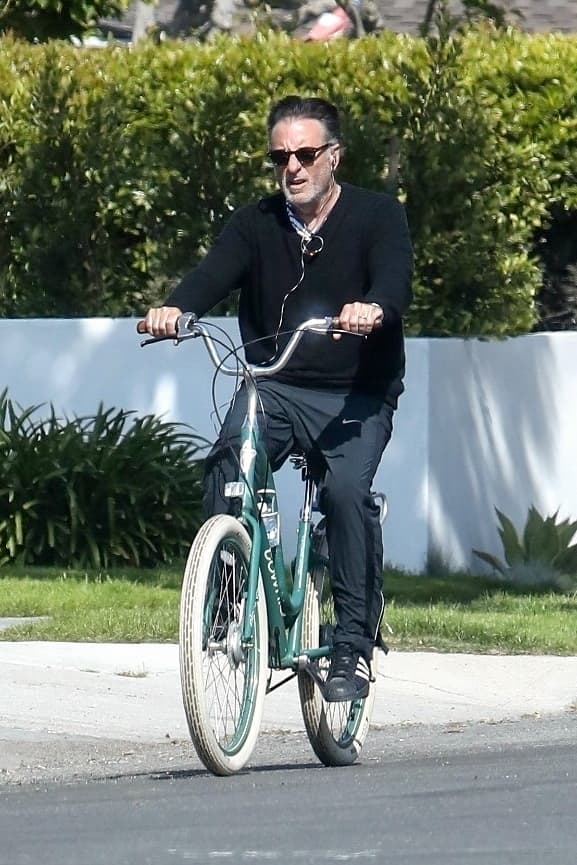 García mantuvo distancia de las demás personas y se mantuvo concentrado en el recorrido.