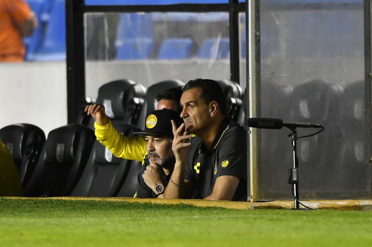 Maradona se quedó 'guardado' en su banca en su primer partido contra un club de Liga MX
