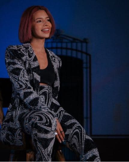 Tras el éxito del colorido ‘look’ entre su grupo de seguidores (a los que denomina 'angelitos'), la hija de Pepe Águilar optó por teñir su melena de rosa pastel. En consecuencia, además de renovar su imagen jovial, de igual forma tuvo la oportunidad de combinar su lápiz labial con el tono de su cabello.