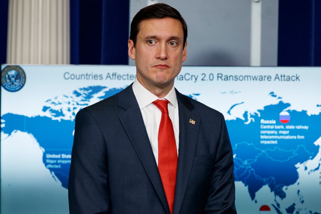 <b>Tom Bossert</b>,
<b>consejero de Seguridad Interna</b> de
<a href="https://www.univision.com/temas/donald-trump"><u>Donald Trump</u></a>, renunció a su cargo el 10 de abril de 2018. Según citan medios, Bossert se fue a pedido del recién llegado asesor de Seguridad Nacional, John Bolton, quien comenzó a trabajar en su puesto en la Casa Blanca después
<a href="https://www.univision.com/noticias/politica/otra-salida-en-en-la-casa-blanca-trump-reemplaza-a-su-asesor-de-seguridad-nacional-hr-mcmaster-por-john-bolton"><u>de la salida de su predecesor H.R. McMaster</u></a>.