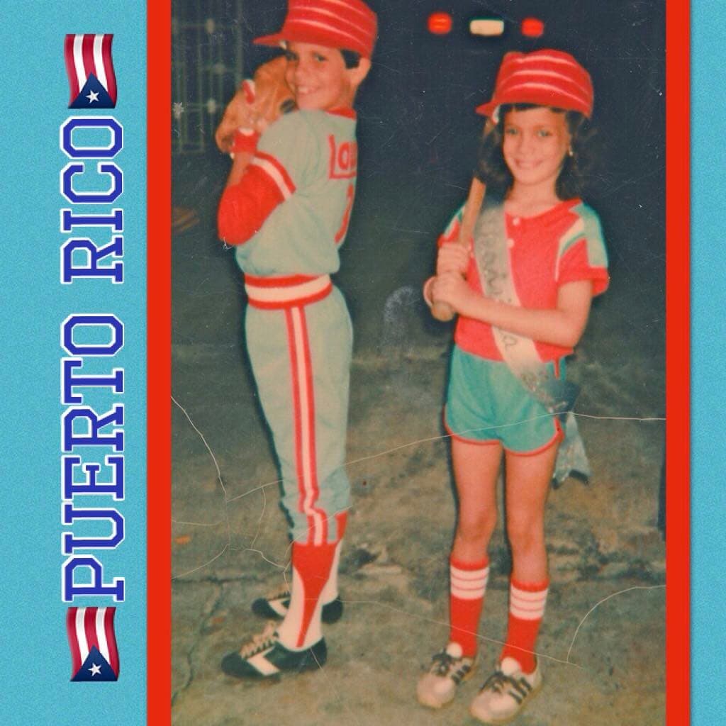 Aquí la vemos junto a su hermano Ricky apoyando al equipo de beisbol de Puerto Rico en la década de los 80.