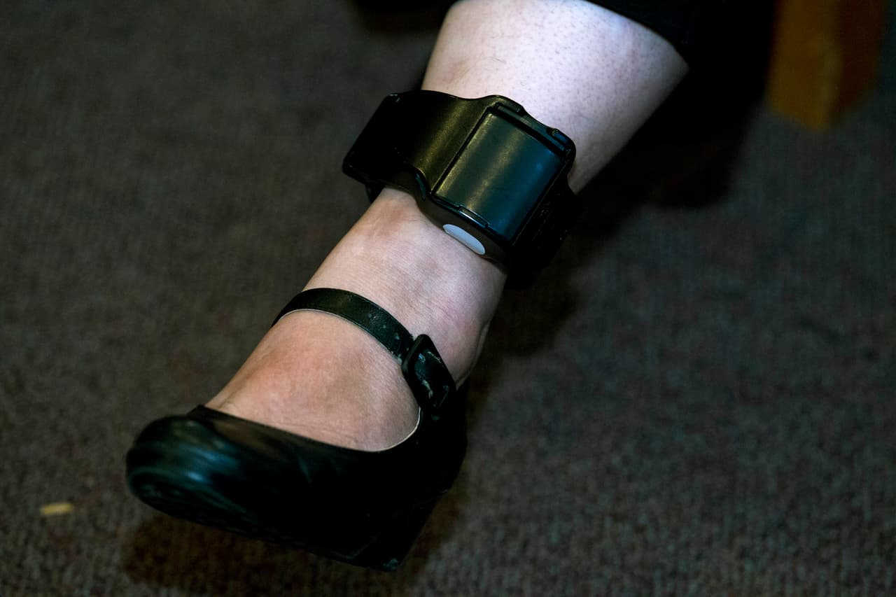 Cuántos indocumentados tiene ICE con dispositivos electrónicos