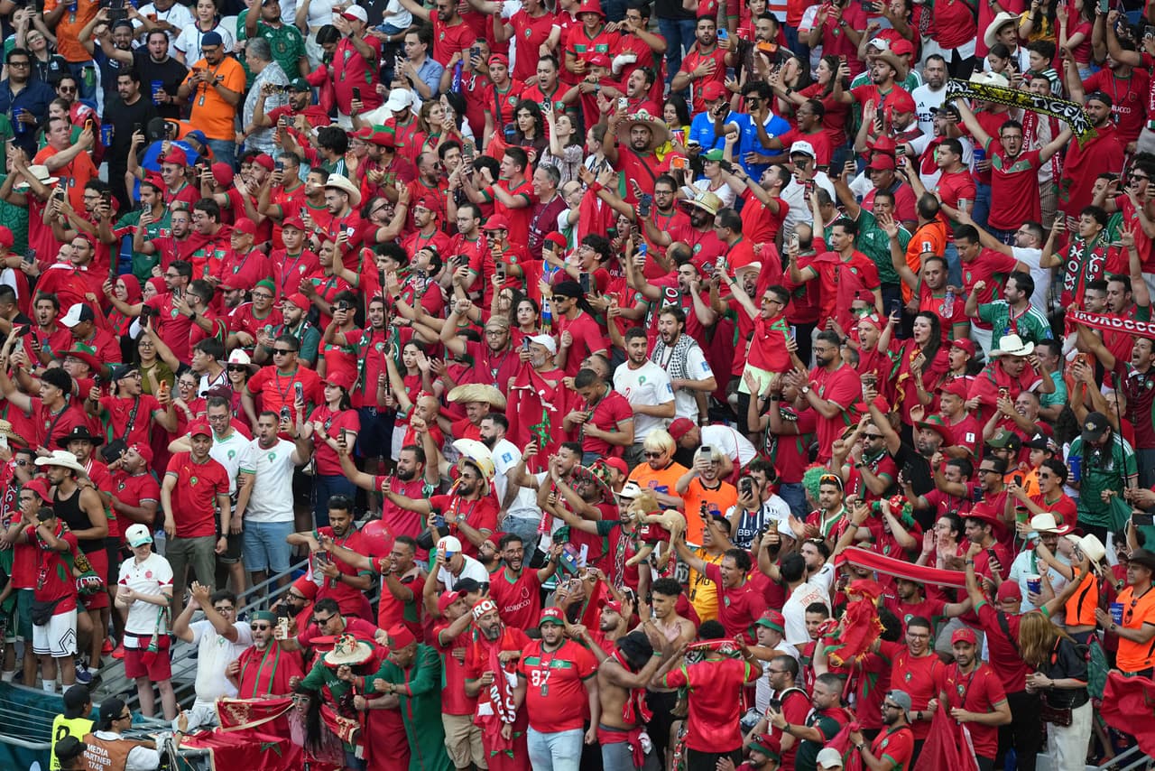 Aficionados animan antes del partido de dieciseisavos de final de la Copa del Mundo de fútbol entre los Países Bajos y Marruecos en Guadalupe, cerca de Monterrey, México, el lunes 29 de junio de 2026.