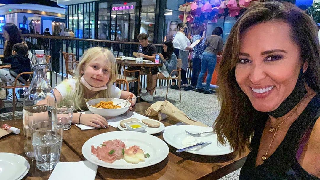 "Cena con la maravillosa Zoe que me hace reír tanto y me sorprende con su picardía y agilidad mental", señaló la conductora junto a una foto en redes sociales.