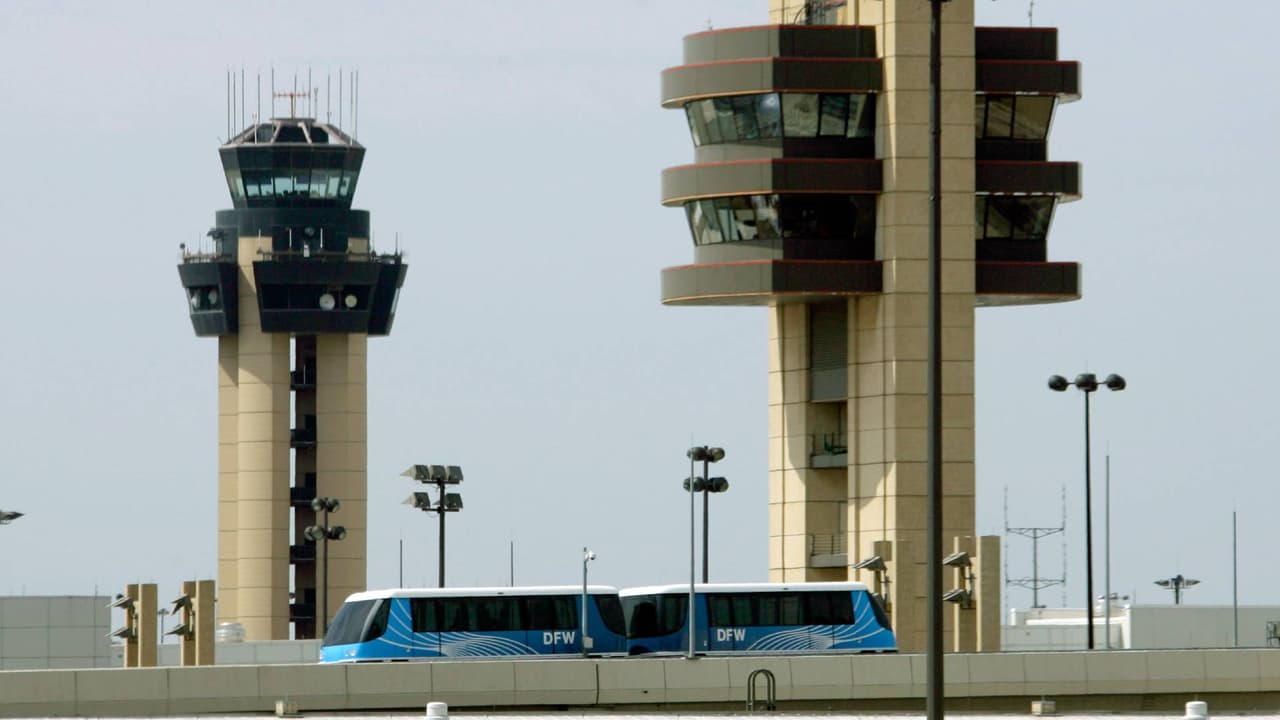 Tras horas de caos en los aeropuertos de Dallas, FAA culpa a 'sistema obsoleto'