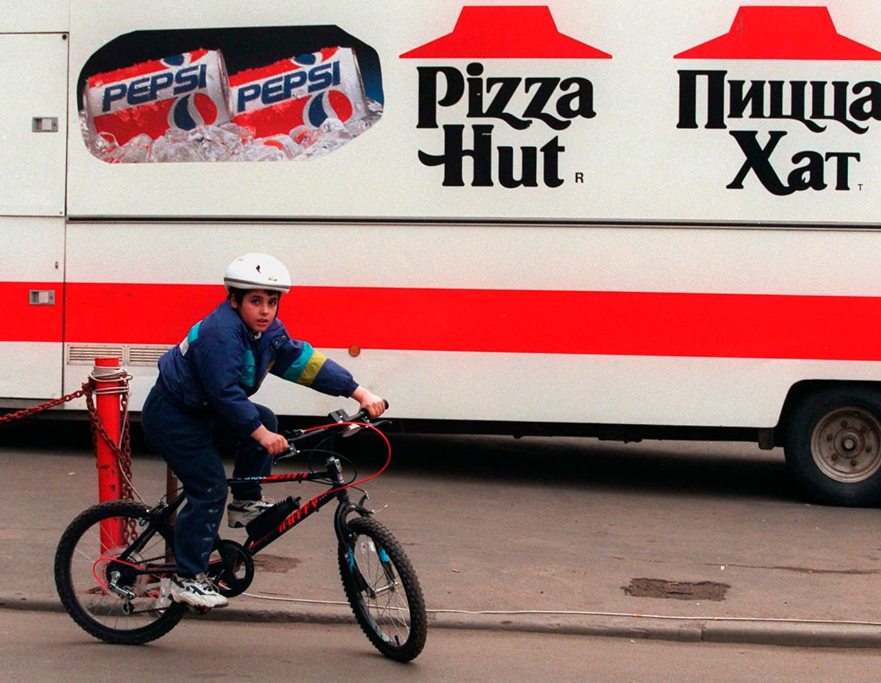 Otra marca estadounidense que entró en la los 90 a Rusia, fue Pizza Hut. La salida de McDonald's tendrá una pérdida significativa de dinero para la multinacional entre $ 1,200 millones y $ 1,400 millones. 
<br>
<br>McDonald's es la quintaesencia del capitalismo estadounidense. 
<b>La empresa lleva décadas de liderazgo en el rubro de la comida rápida.</b> Su innovador sistema de franquicias y la estandarización de los sistema de producción (al estilo de la cadena de montaje de Ford) terminaron siendo el modelo de otras cadenas.
<br>
<br>
<br>