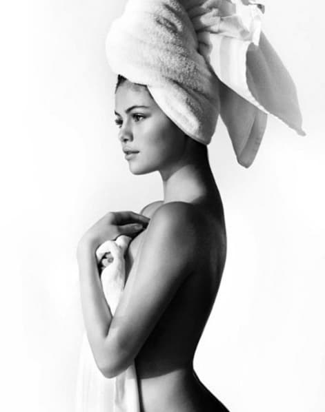 Eso sí, ha posado súper sexy para el fotógrafo Mario Testino, quien la tomó en toalla.