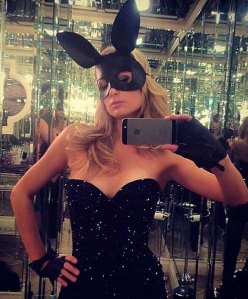 Por ahora podemos ver que a Paris la vuelve loca la idea de ser una conejita.