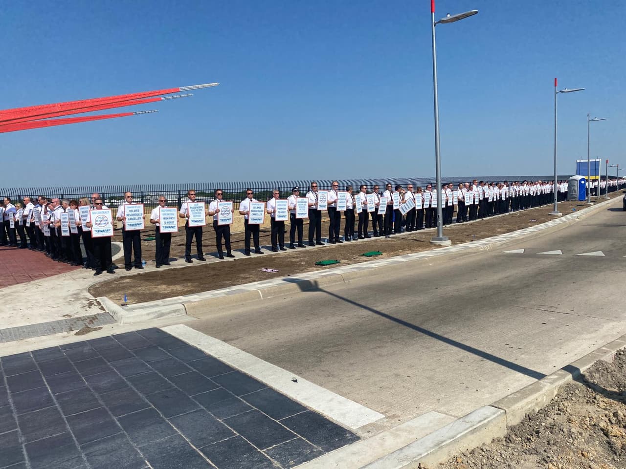 Las principales demandas es que se cumpla con 
<b>la contratación de más empleados para reducir los niveles de estrés </b>a los que se enfrentan o con los que pilotos manejan los aviones.