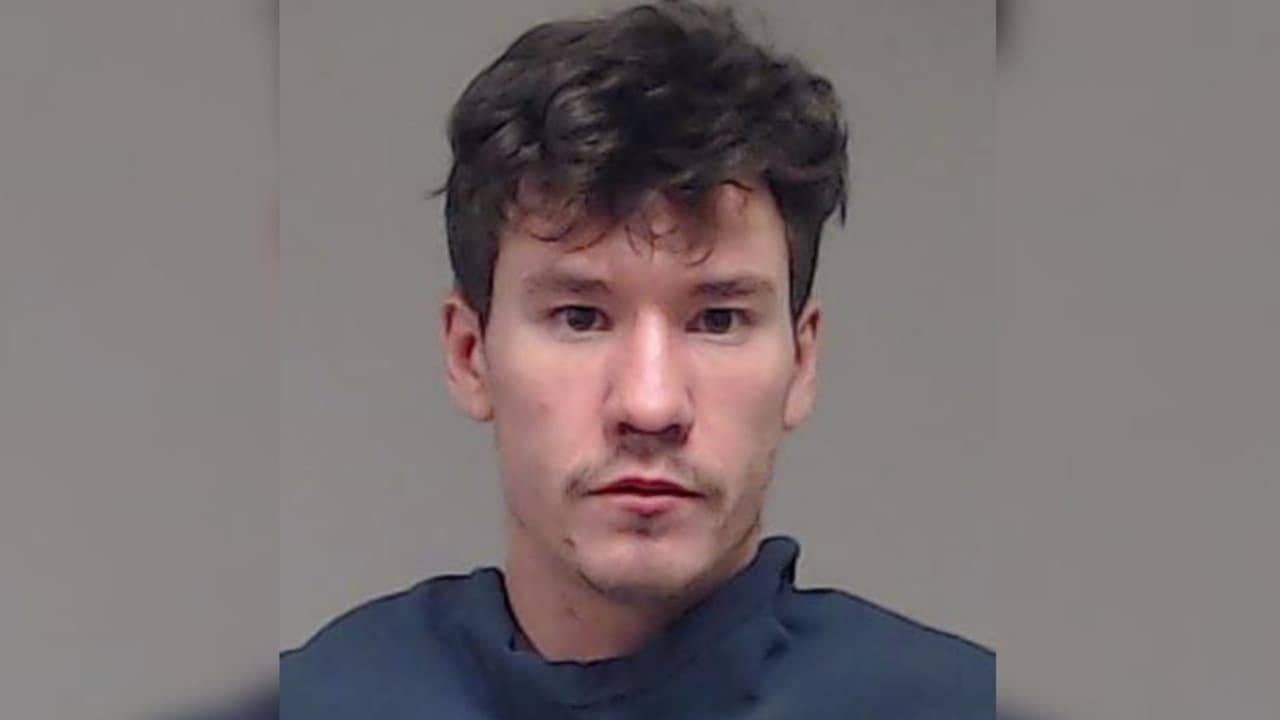 Cargos de asesinato contra sospechoso de disparar desde su carro a otro conductor en Allen