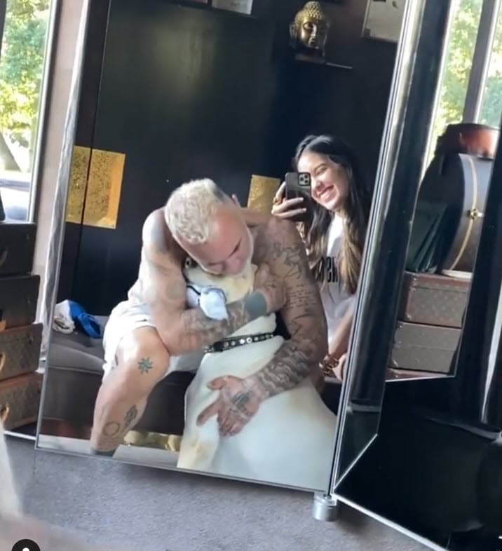 Sobre el parto, la pareja ha dicho que tienen hasta finales de agosto para
<b><a href="https://www.univision.com/shows/el-break-de-las-7/el-bebe-de-gianluca-vacchi-y-sharon-fonseca-no-va-a-ir-de-gira-asi-sera-la-vida-del-hijo-del-millonario-y-la-modelo-video" target="_blank">decidir si viajarán a Estados Unidos</a></b> para que ahí nazca su hija.
<br>