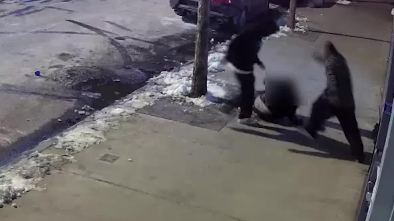 Dos hombres fueron captados pateando y apuñalando a una mujer en el Bronx