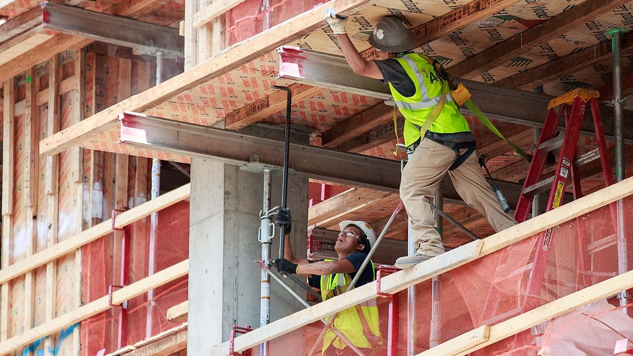 <b>25 de febrero de 2022: </b>
<a href="https://www.univision.com/local/north-carolina-wuvc/trabajador-de-la-construccion-muere-electrocutado-en-el-condado-de-johnston" target="_blank">Un trabajador de la construcción murió electrocutado en el condado de Johnston.</a> Jeff Caldwell, capitán de la Oficina del Alguacil del condado de Johnston, indicó que el joven de 19 años trabajaba en el 1300 de Zacks Mill Road cuando ocurrió el lamentable accidente.