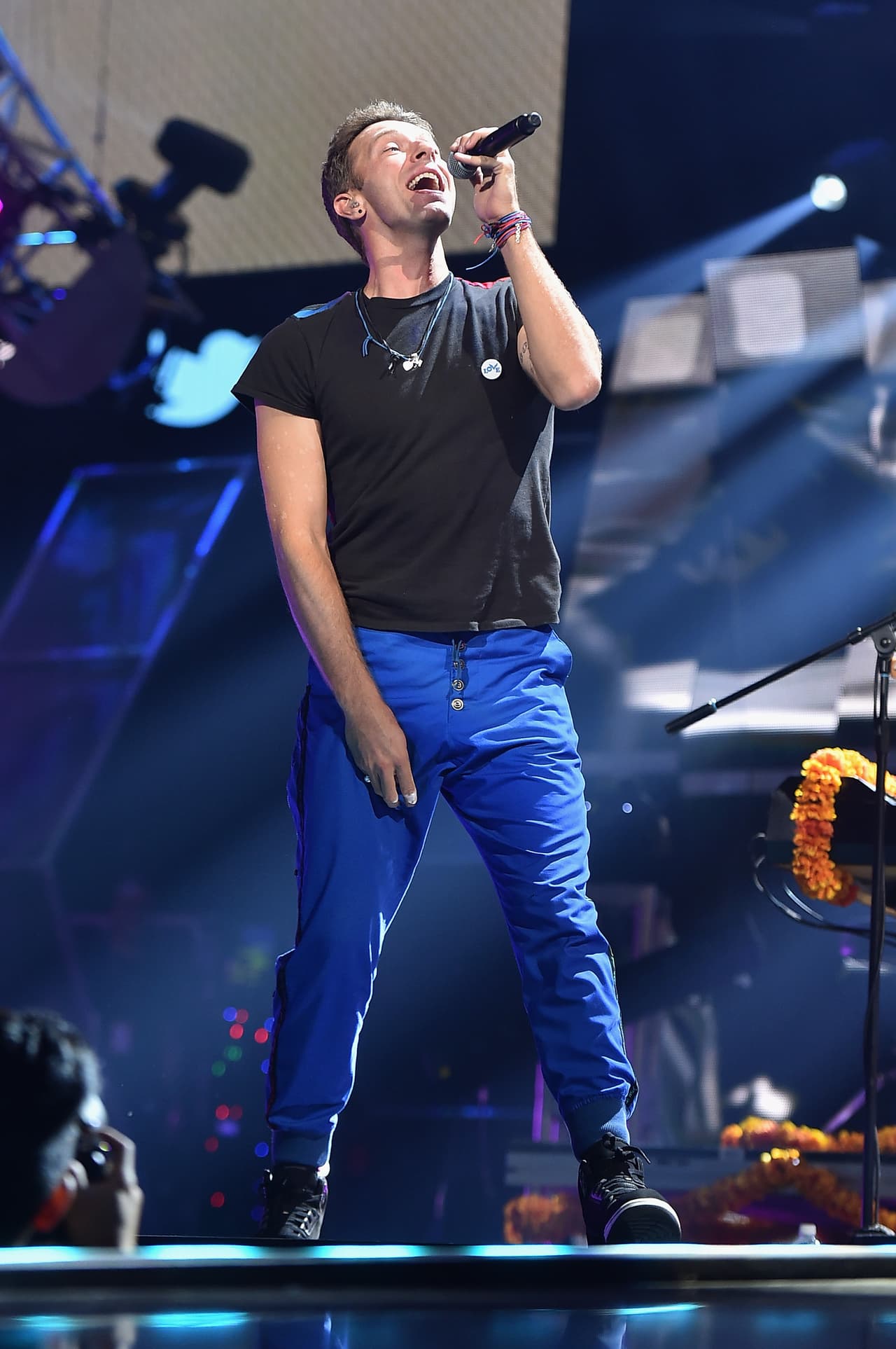 "
<b>No estaremos de gira por este álbum</b>. Nos tomaremos un tiempo durante el próximo año o dos para determinar cómo nuestra gira no solo puede ser sostenible (sino también) cómo puede ser activamente beneficiosa", destacó Martin.
<br>