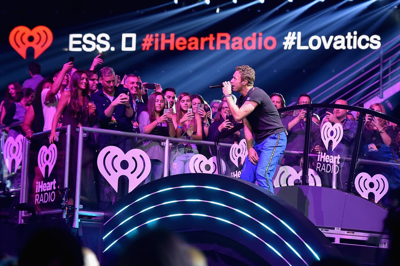 La euforia de los asistentes al iHeartRadio Music estaba a todo lo que daba, pues Coldplay tomó el escenario del MGM Garden Arena.