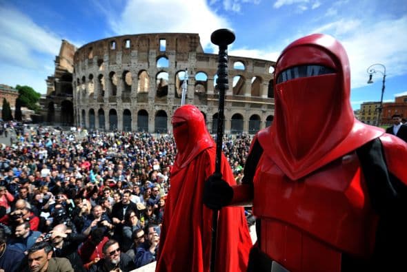 En Roma, la capital italiana, cientos de personas asistieron a la conmemoración de "La Guerra de las Galaxias".