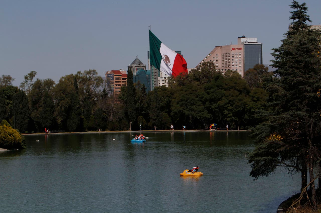 Imagen panorámica del lago de Chapultepec, en la Ciudad de México.