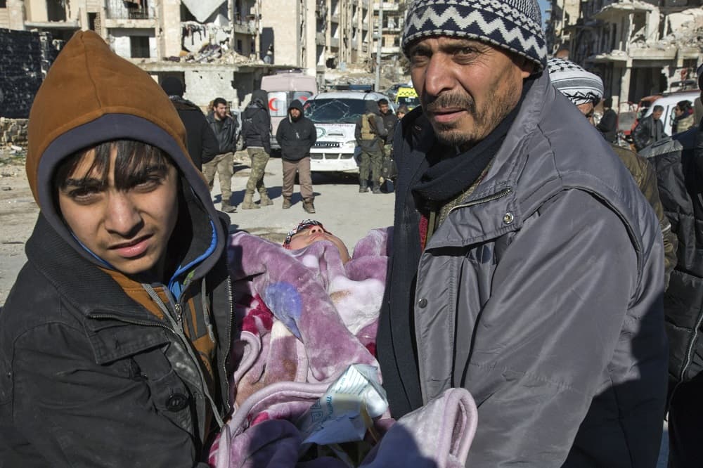 Comienzan las primeras evacuaciones de Alepo pese a que continúan los enfrentamientos