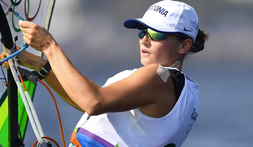 Para dominar las rachas de viento, la windsurfista Ingrid Puusta controló su pelo con ayuda de una gorra y un recogido. Al usar este tipo de accesorios otra ventaja que se obtiene, es proteger la piel del sol y evitar dañar y deshidratar las fibras capilares.
<br>