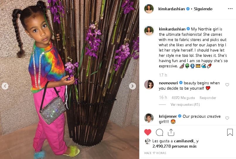 En julio de 2018, cuando tenía 5 años, North West 
<b><a href="https://www.univision.com/entretenimiento/al-estilo-kardashian-la-hija-mayor-de-kim-y-kanye-debuta-como-modelo-fotos" target="_blank">se convirtió en la imagen</a></b> de una conocida marca de ropa y accesorios, junto a su mamá y su abuela.