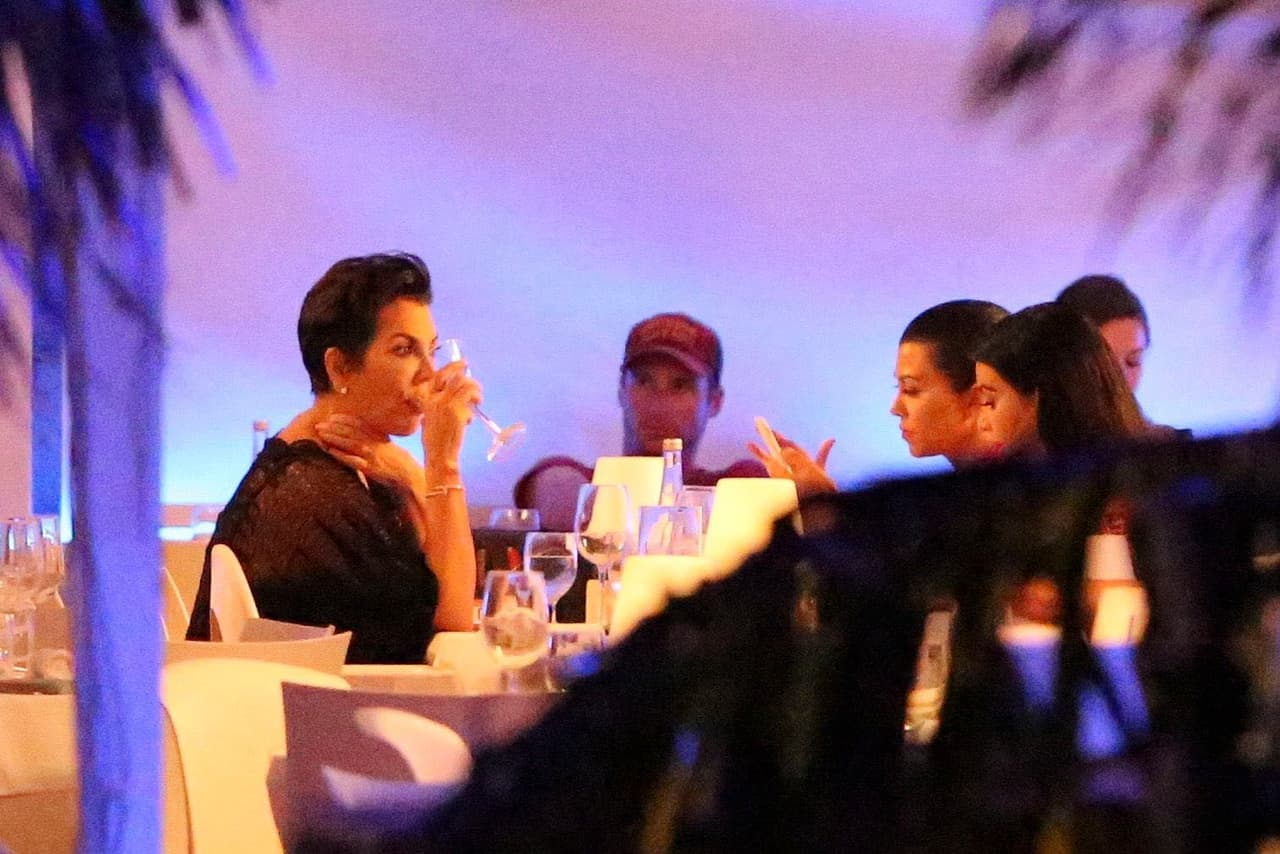 El drama entre Khloé y Thompson no es el único que tiene a Jenner buscando un nuevo asistente, que sepa preparar tragos.