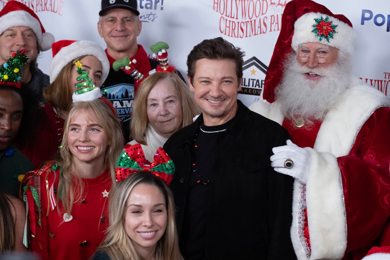 El actor Jeremy Renner posa para fotografías con amigos y familiares antes de participar como Gran Mariscal del 92º Desfile de Navidad de Hollywood en la sección Hollywood de Los Ángeles el domingo 1 de diciembre de 2024.