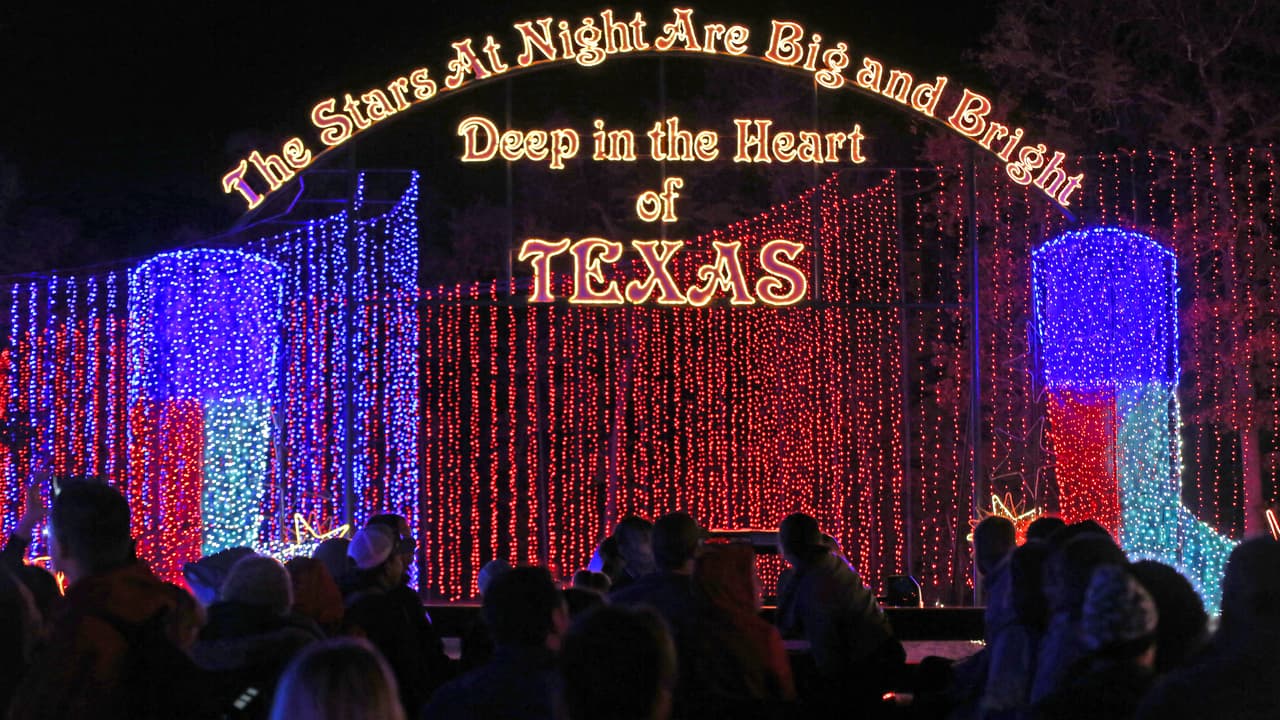 "Las estrellas en la noche son grandes y brillantes en lo profundo del corazón de Texas", se lee en esta decoración.