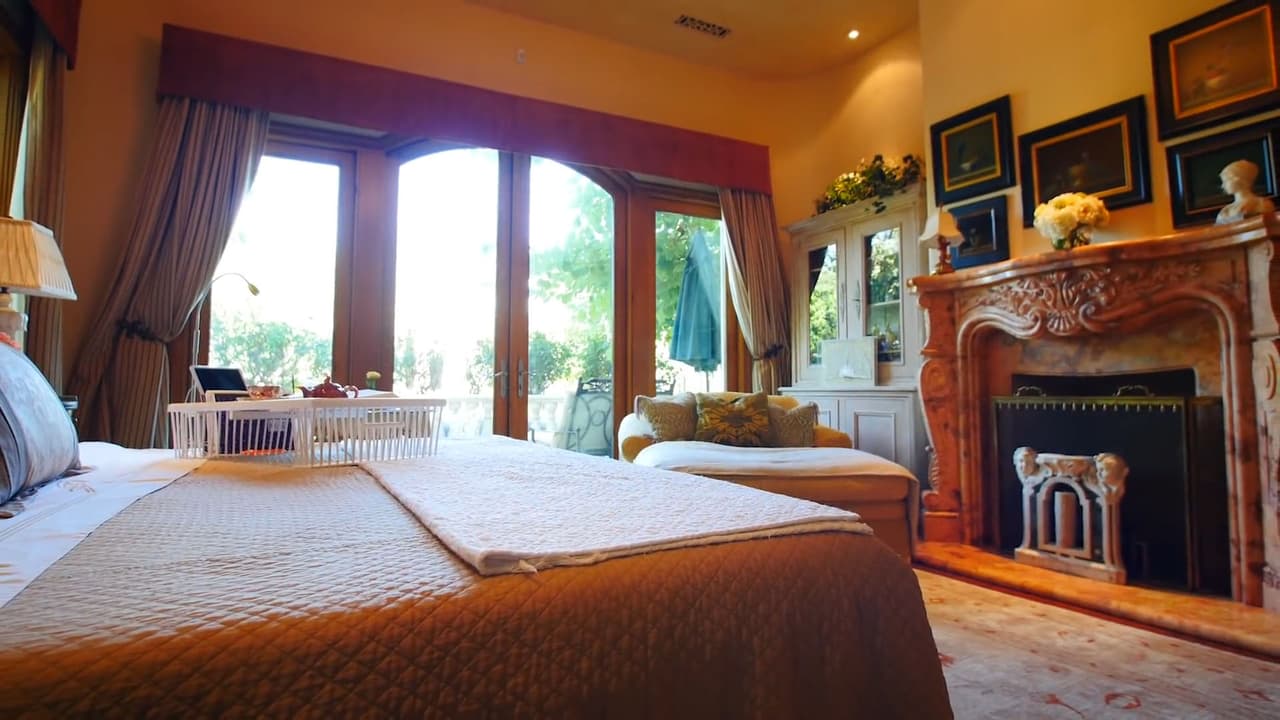 La mansión cuenta con 6 habitaciones y 7 baños, y se ubica muy cerca de una de las propiedades de 
<b><a href="https://www.univision.com/famosos/no-falta-el-cafe-ni-la-vodka-kris-jenner-revela-su-rutina-para-enfrentar-cada-dia-fotos">la madre de Kim, Kris Jenner</a></b>.