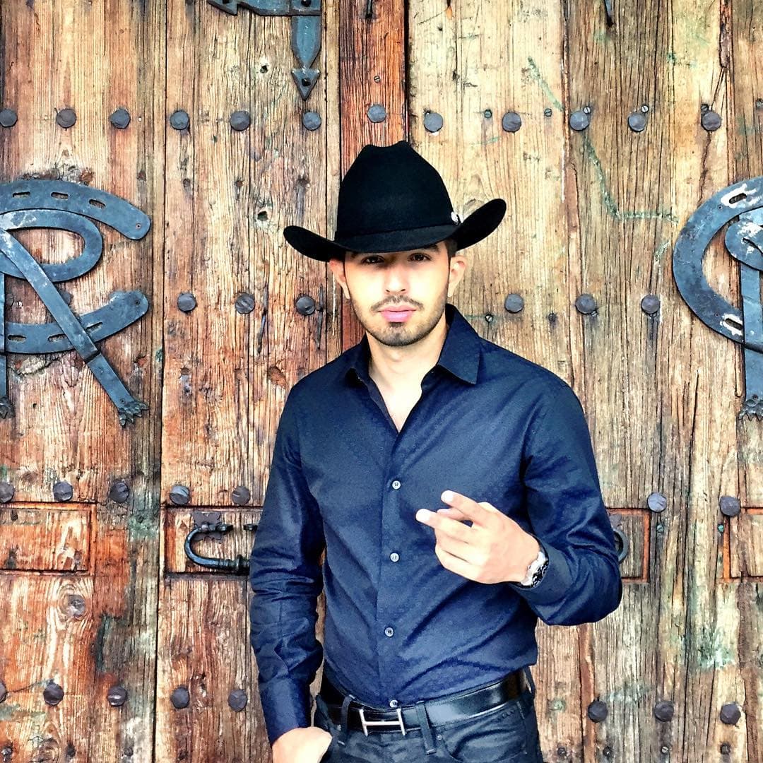 Aunque cambie alguno que otro detalle, sus botas y, sobre todo, su sombrero se quedan: "No, señor, a mí no me quitan mi sombrero por nada del mundo, es parte de mi personalidad. Me siento seguro con él. Me siento muy bien cuando lo traigo. ¡Y con mis botas igual!", finalizó.