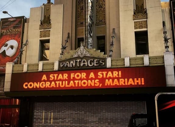 Y hasta en los alrededores había mensajes para celebrar su éxito.