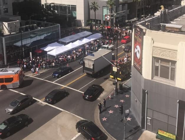 La calle estaba repleta de curiosos que querían ver a la artista en ese momento tan especial.