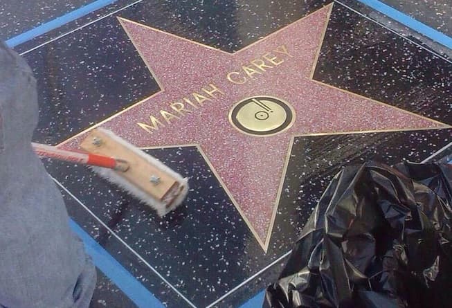 Horas antes del evento limpiaron y pulieron la estrella. La placa es la número 2 mil 556.