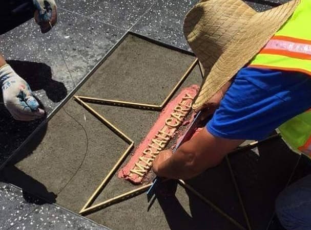 Unos trabajadores la colocaron con cuidado.