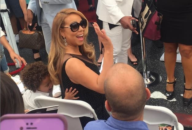 La cantante estaba saludando a todos.