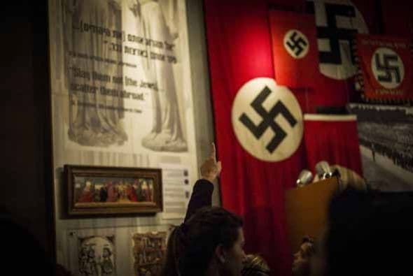 Hoy 27 de enero se conmemoran 70 años liberación de Auschwitz, el campo de concentración donde millones de seres humanos perdieron la vida por la terrible idea de exterminación de la población judía. Impresionante video #Auschwitz70 aquí Galería que la humanidad no debe olvidar.