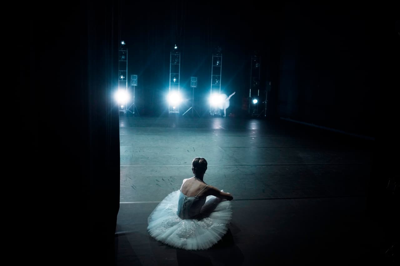 Una bailarina de la compañía espera tras bastidores durante la presentación. La subdirectora del ballet, Ekaterina Kozlova, dijo que "todos en el ballet están preocupados por sus familias, por sus seres queridos, sus amigos y sus compañeros en casa. Ha sido muy difícil".