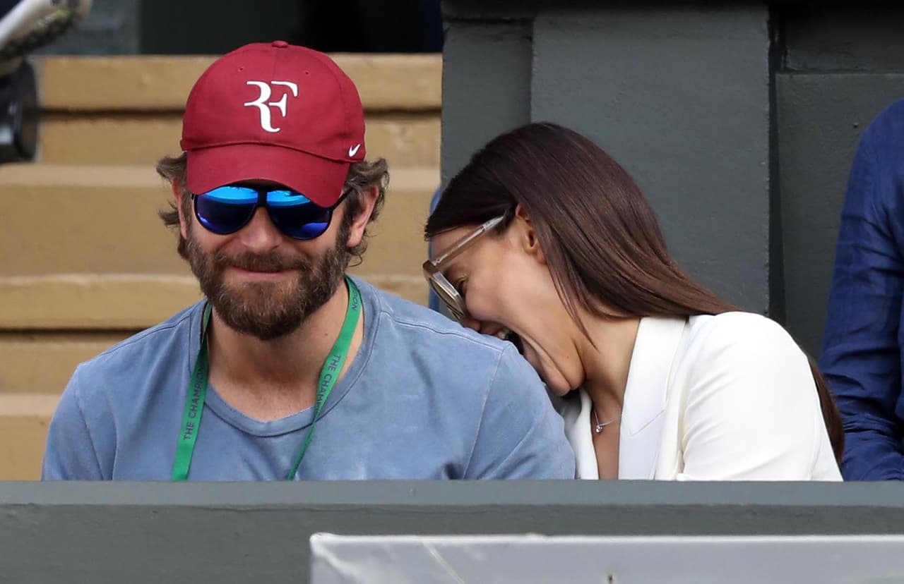 Irina le dio una cariñosa mordidita a Bradley.