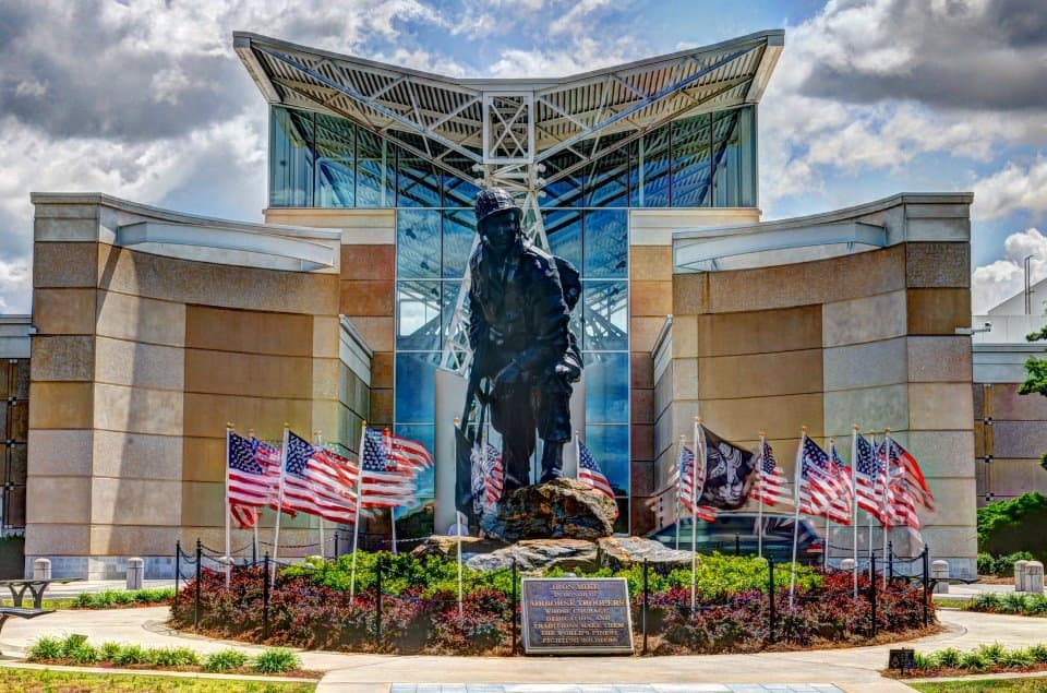 <b><a href="https://www.facebook.com/ASOMF/" target="_blank">The Airborne & Special Operations Museum</a></b>. El museo captura, conserva, exhibe y presenta la cultura material y el legado de las Fuerzas de Operaciones Especiales y Aerotransportadas del Ejército de los EE. UU. desde 1940. El Museo celebra más de 80 años de historia del Ejército Aerotransportado y Operaciones Especiales y rinde homenaje a los soldados del país.