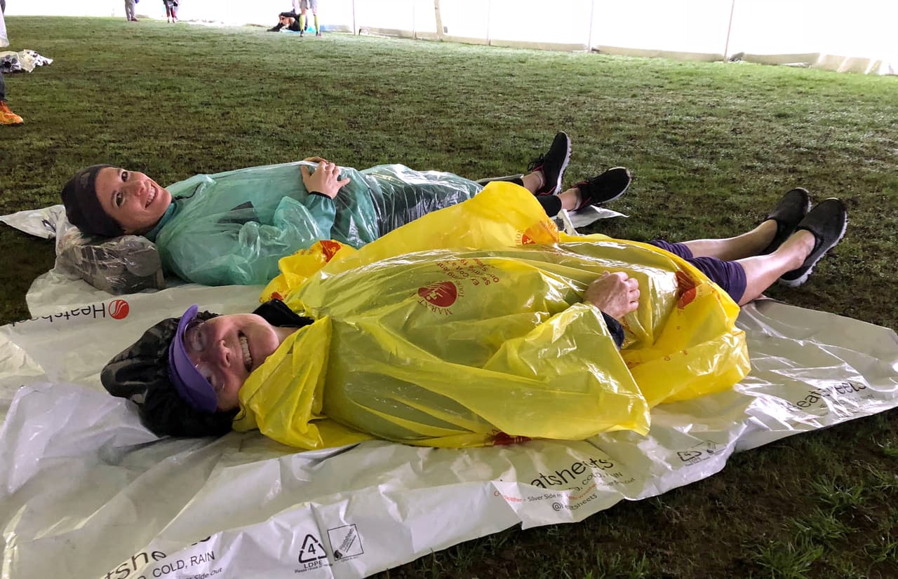 La lluvia fue una inesperada invitada en el Maratón de Boston y obligó a la espera de los participantes en una jornada en la que la seguridad previa estuvo a tope para ofrecer garantías.