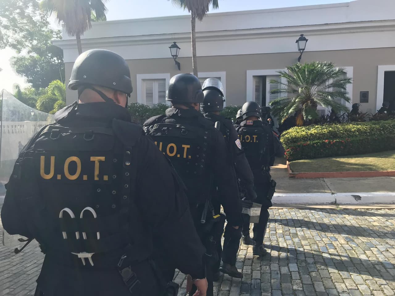La hombre agente forman parte de la unidad de operaciones tacticas y arrestos de Puerto Rico.