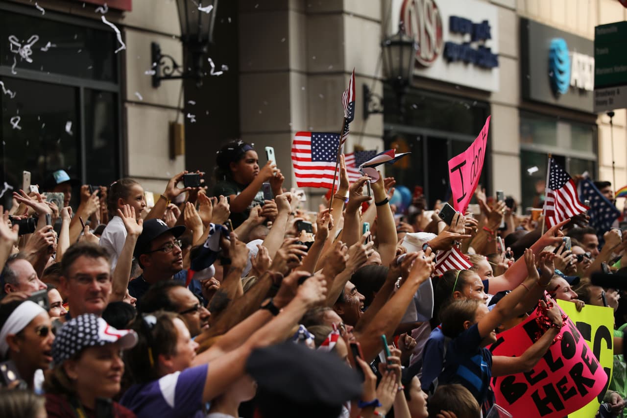 Megan Rapinoe, Alex Morgan, Julie Ertz, Allie Long, Carli Lloyd y compañía vivieron este miércoles una jornada especial en Nueva York durante el desfile de campeonas del mundo con el Team USA. Cientos de aficionados salieron a las calles de la Gran Manzana para saludar a sus heroínas.