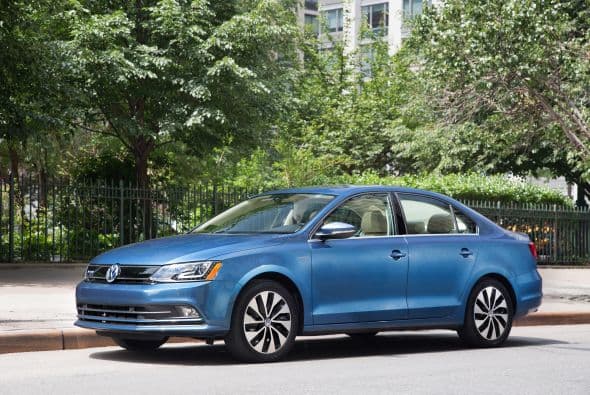 Volkswagen Jetta Hybrid 2015- El Jetta es uno de los modelos más vendidos de la marca alemana con más de 15 millones de unidades. La última renovación llegó al mercado con líneas más aerodinámicas, una nueva parrilla delantera, faros con tecnología LED y nuevas características de seguridad.
