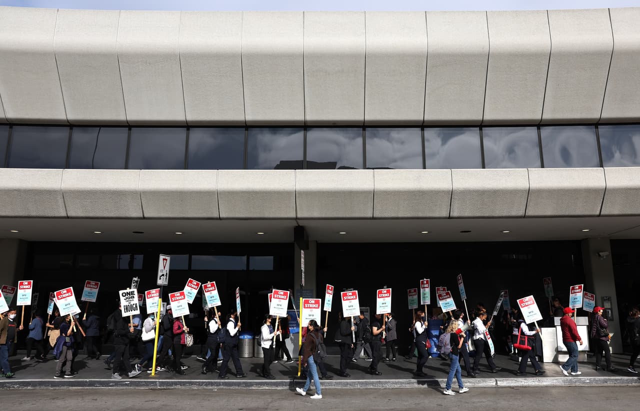 Los restaurantes han colocado letreros que no ha servicio debido a la huelga.
<br>