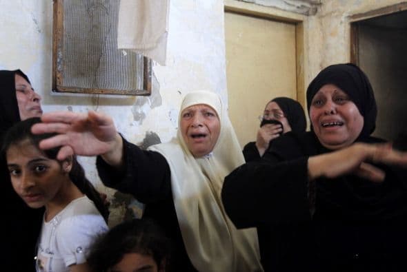 Familiares de la familia al- Hajj lloran cuando se reúnen en una mezquita a rezar por ocho miembros de su familia en Khan Yunis , en el sur de la Franja de Gaza.