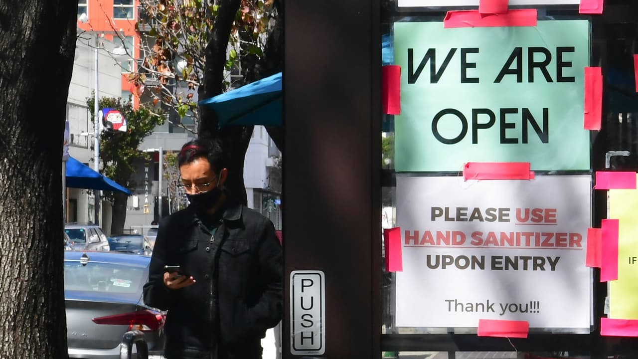 California reporta los indicadores de 
<a href="https://www.univision.com/local/los-angeles-kmex/coronavirus/mapa-coronavirus">coronavirus</a> más bajos desde el inicio de la pandemia, sin embargo, millones en el estado aún enfrentan los efectos de la pandemia en sus vidas por falta de dinero, alimentos, riesgos de desalojos y accesos a las 
<a href="https://myturn.ca.gov/" target="_blank">vacunas en contra del covid-19</a>.