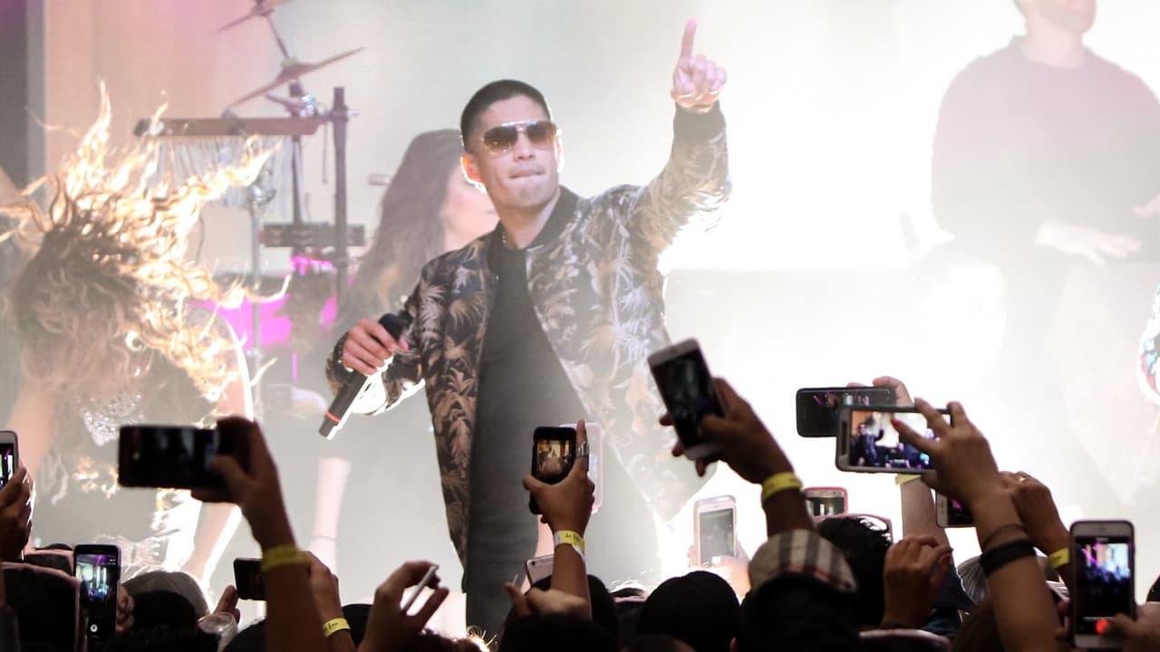 Chino presume su felicidad separado de Nacho y quizo que supieramos su faceta como empresario