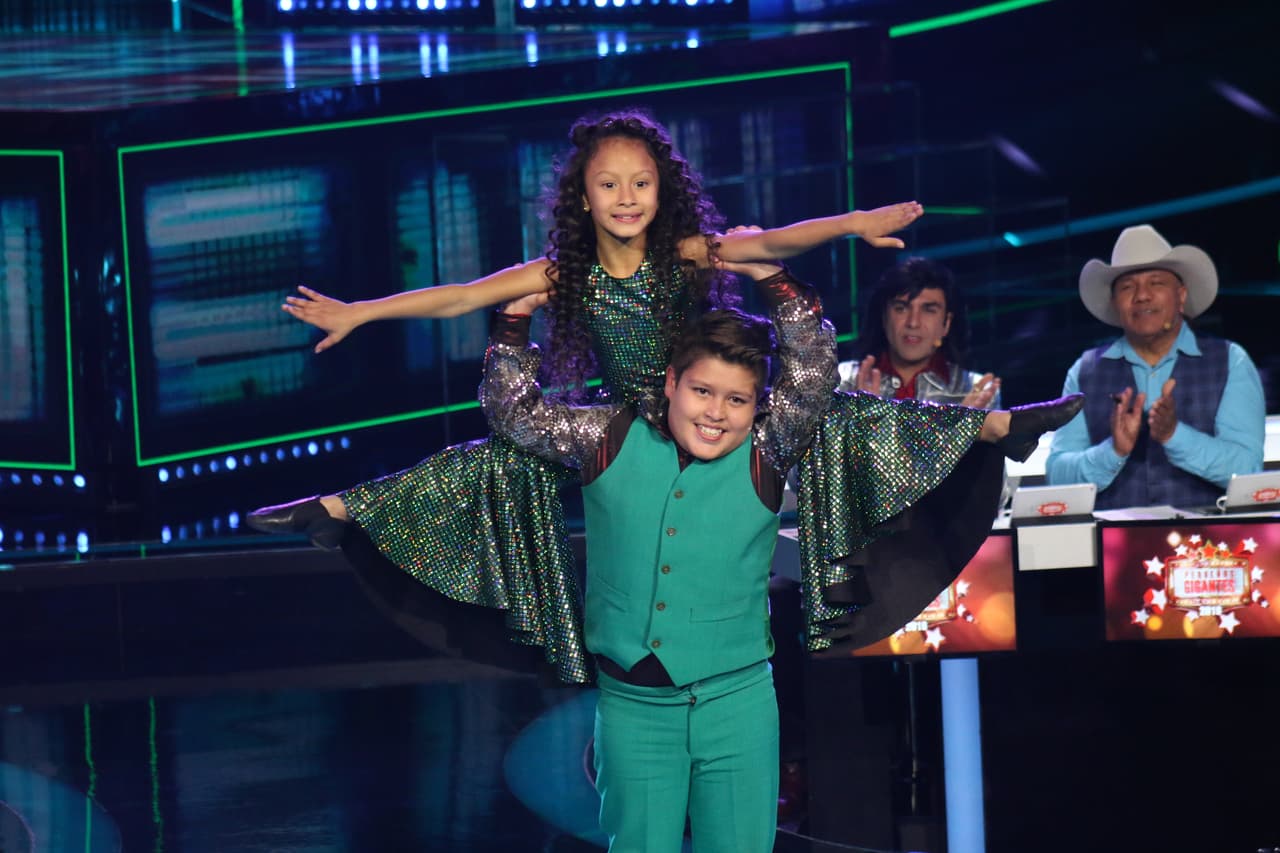 Jazlyn y Aramis nos remontaron a la era del disco al bailar 'Born To Be Alive' de Patrick Hernández.