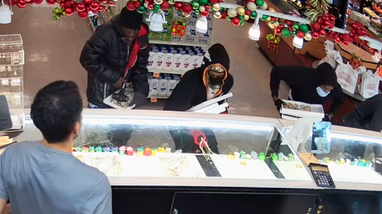 A las 4 de la tarde del domingo, El Rancho Supermercado en Dallas fue escenario de un robo audaz en plena luz del día. 
<b>Cuatro hombres entraron al establecimiento, se dirigieron directamente a la Joyería Princesa dentro de la tienda y, armados con martillos</b>, destrozaron las vitrinas para apoderarse de las joyas. Sin usar armas de fuego y con gran rapidez,
<b> los sospechosos lograron escapar con más de 600,000 dólares en mercancía.</b>