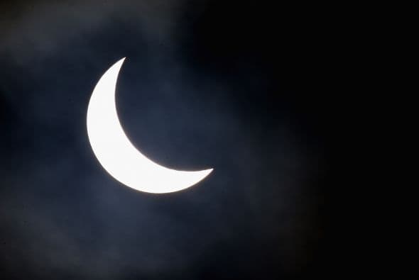 Esta postal es de Northampton, Inglaterra. El eclipse solar anterior observado significativamente en Reino Unido tuvo lugar el 11 de agosto de 1999.